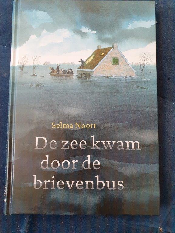 De zee kwam door de brievenbus voorkant cover omslag kaft