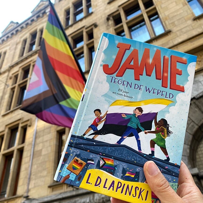 Jamie tegen de wereld voorkant cover omslag kaft met SLV kader en queer vlag