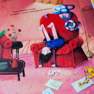 illustraties meisje hangt ondersteboven in een rode stoel