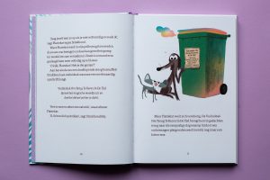 bladspiegel 1/3 pagina 10 en 11 met een illustratie van Stinkhond en Plattekat die een vuilnisbak vinden die je terug in de tijd kan brengen