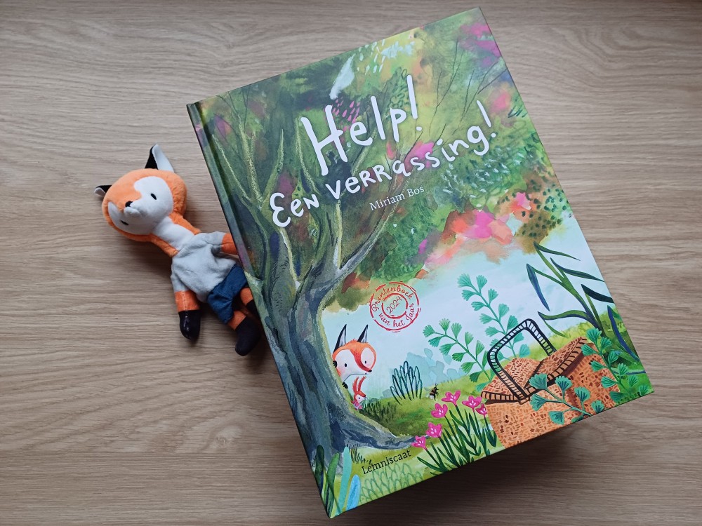 Help! Een verrassing! prentenboek jaar 2024 voorkant cover kader miriam bos vingerpop