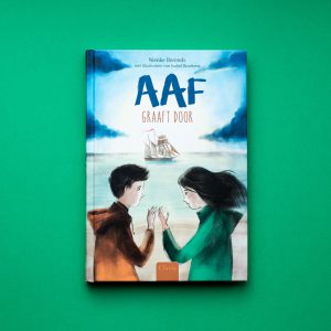 Aaf graaft door voorkant illustratie met Aaf en haar vriend met op de achtergrond de zee en in de verte een bootje