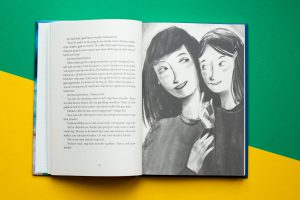 bladspiegel 1/3 linkerpagina tekst, rechterpagina een bladvullende illustratie van Aaf en haar moeder. Ze bekijken hoeveel ze op elkaar lijken.