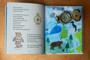 bladspiegel 3/3 kom-pas met rechts een landkaart met getekend kompas, een beer en een walvis