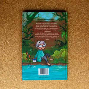 De Hemeladelaars achterkant met illustratie van oma Nan pootje badend aan een beekje in het bos
