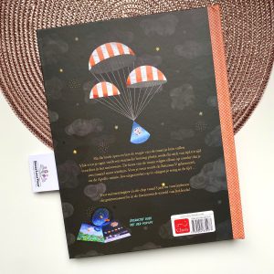 De maan pop-up prentenboek interactief ruimte heelal clavis inkijkexemplaar samenvatting planeten recensie review achterkant synopsis kader achterflap