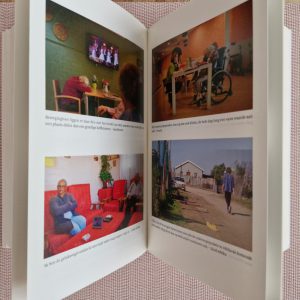 Foto's van bijzondere en alledaagse situaties in het boek. Jonathan de Jong en Teun Thoebes