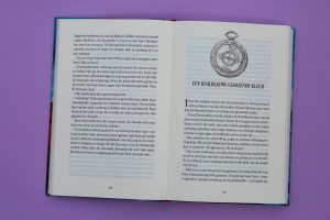 bladspiegel 2/3 pagina 90 en 91 tekst en hoofdstuk 'Een knalblauwe glanzende kleur' illustratie van een kompas.