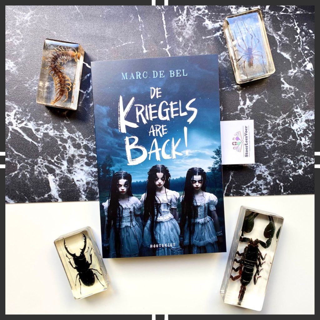 De Kriegels are back! marc de bel voorkant boek cover 3 zusjes griezelig kijkend en gekleed jeugdboek uitgeverij houtekiet