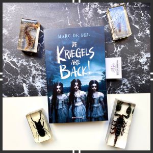 De Kriegels are back! marc de bel voorkant boek cover 3 zusjes griezelig kijkend en gekleed jeugdboek uitgeverij houtekiet