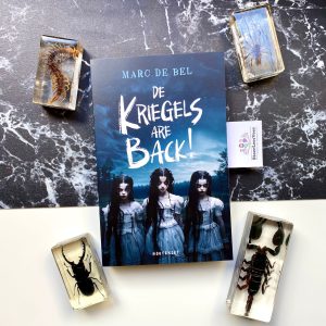De Kriegels are back! marc de bel voorkant boek cover 3 zusjes griezelig kijkend en gekleed jeugdboek uitgeverij houtekiet