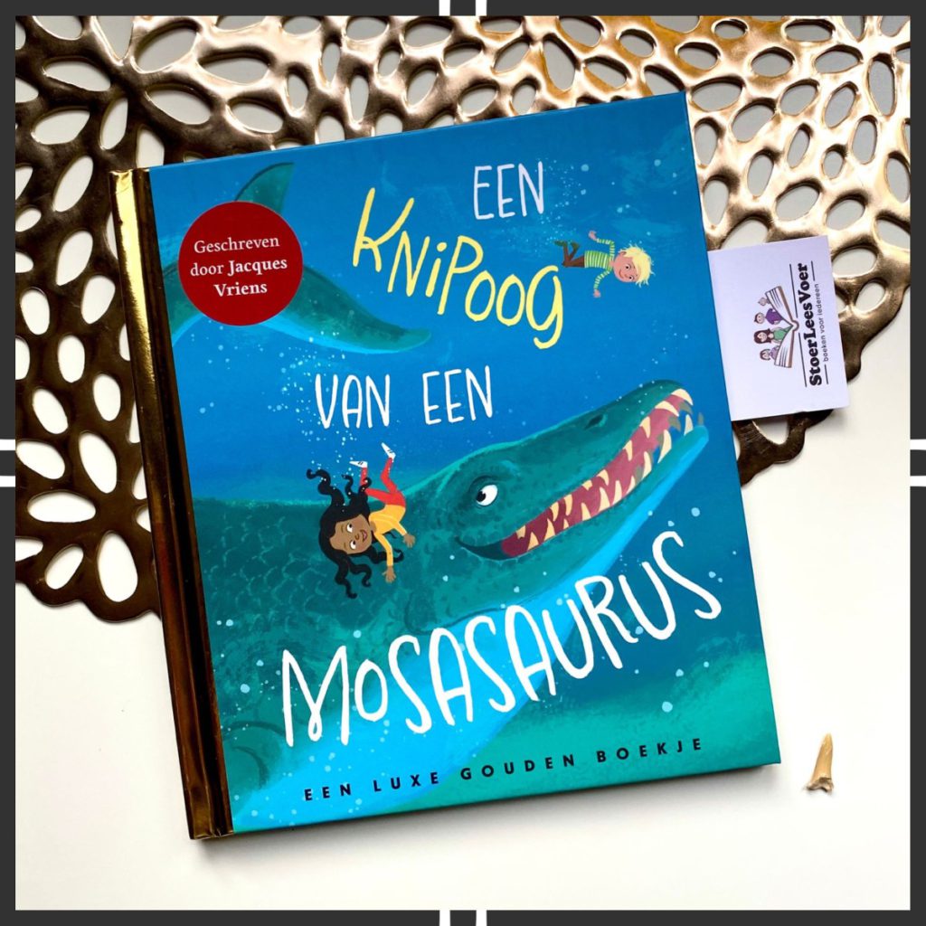 Een knipoog van een mosasaurus voorkant cover boek omslag jacques vriens