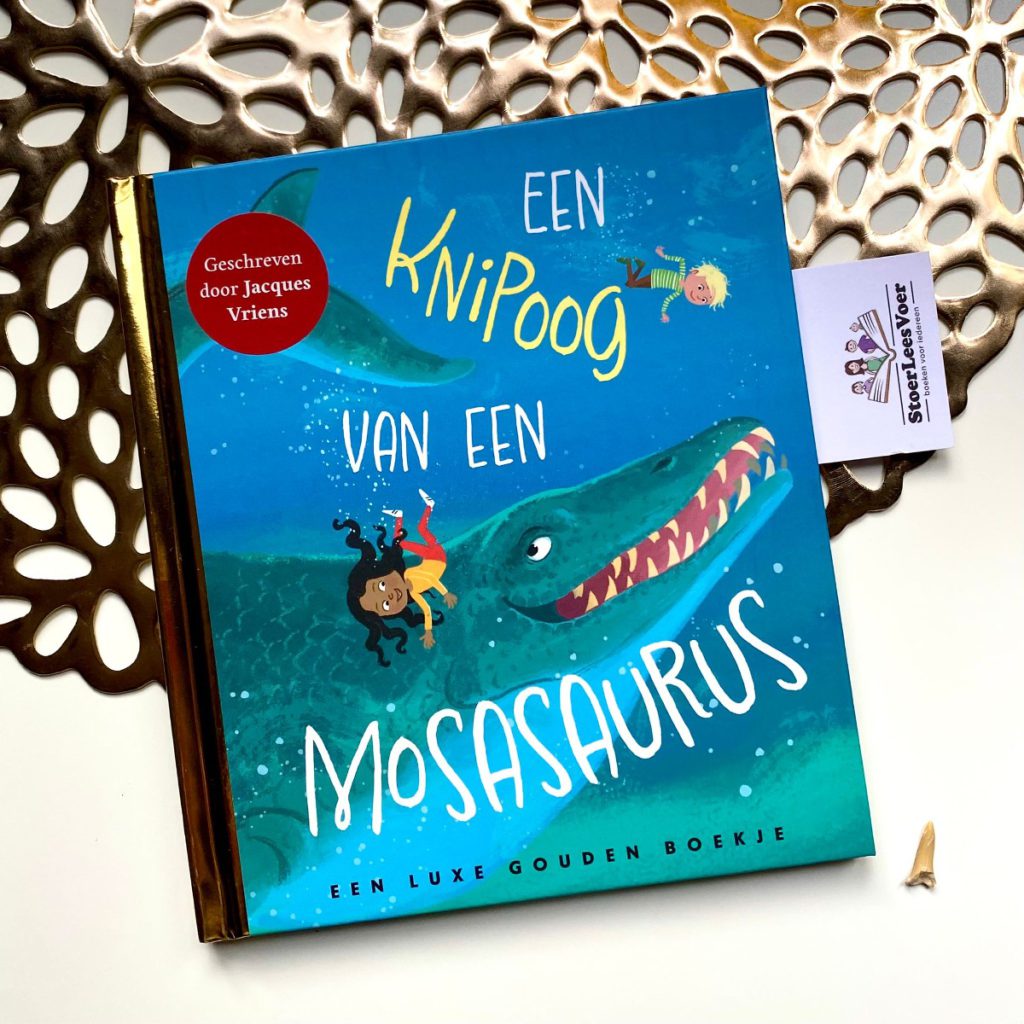 Een knipoog van een mosasaurus voorkant cover boek omslag jacques vriens