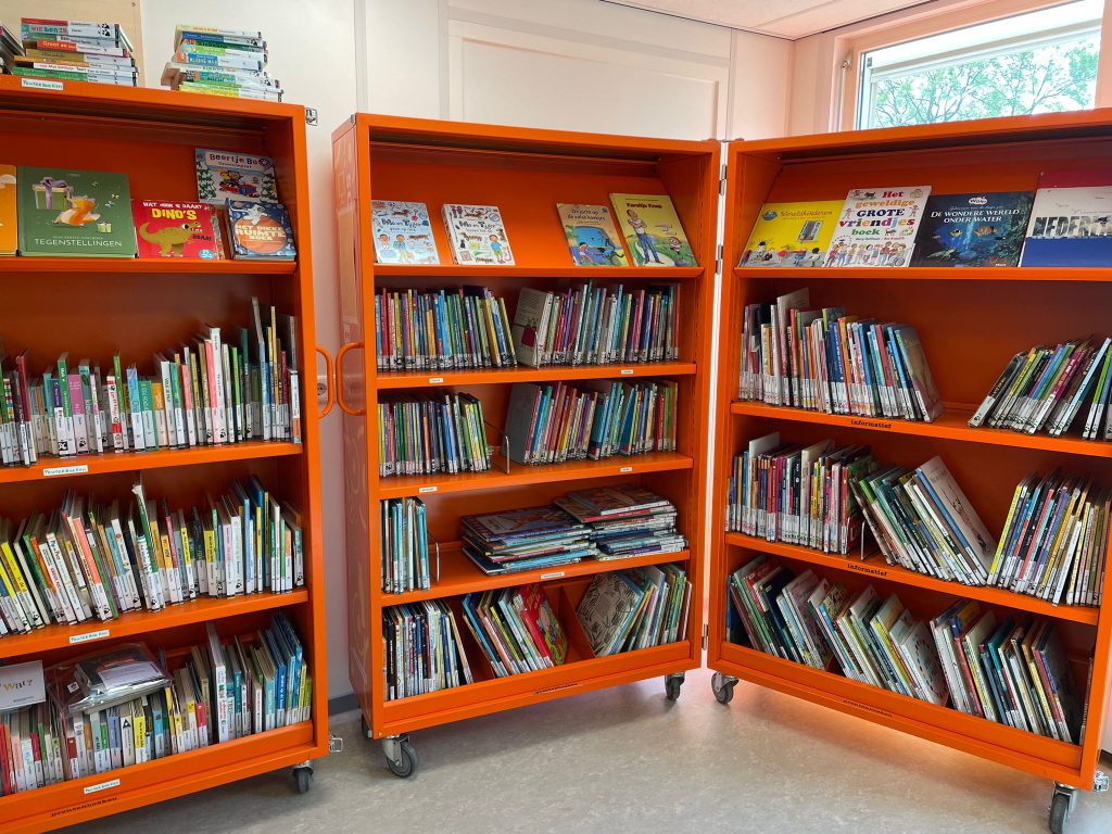 in samenwerking met de bibliotheek op school, handige kasten die afgesloten kunnen worden