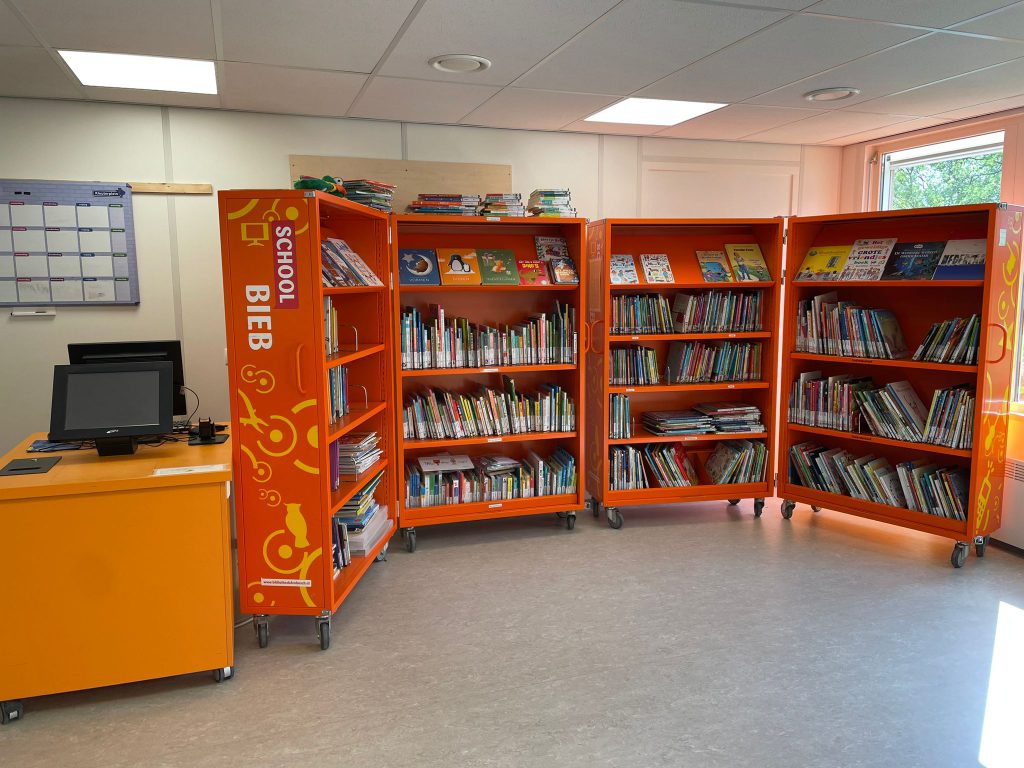 in samenwerking met de bibliotheek op school, handige kasten die afgesloten kunnen worden