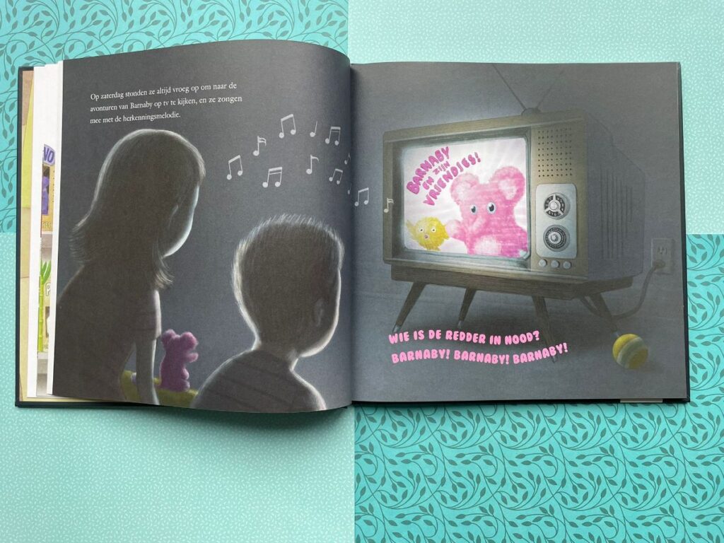 kinderen die naar roze knuffels op de televisie kijken