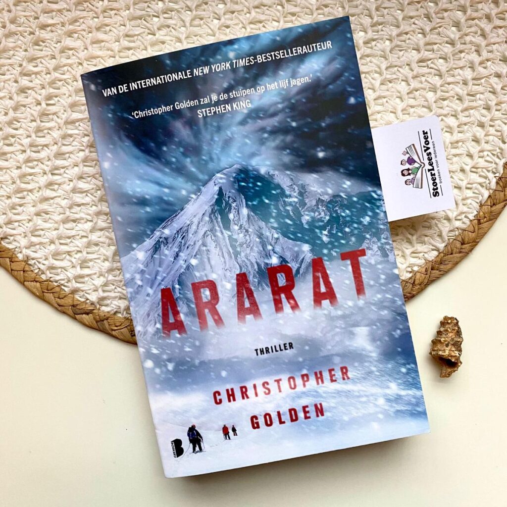 Ararat christopher golden thriller boekerij voorkant boek omslag cover met titel en berg