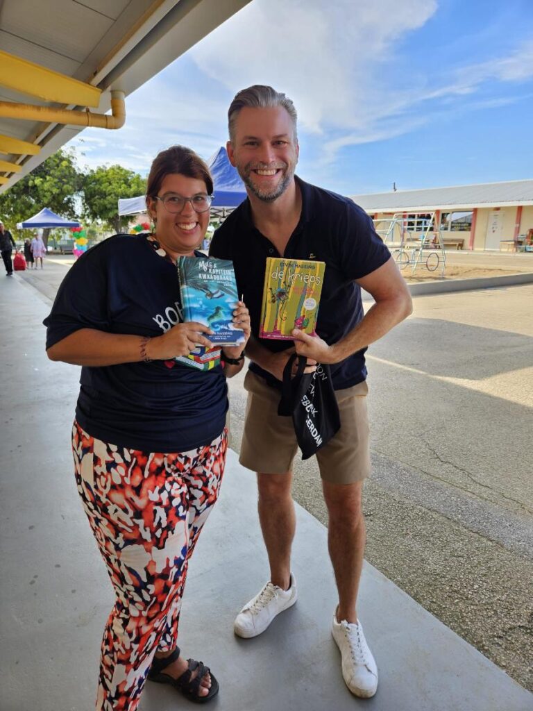 kevin hassing op bonaire met kinderboekenweek