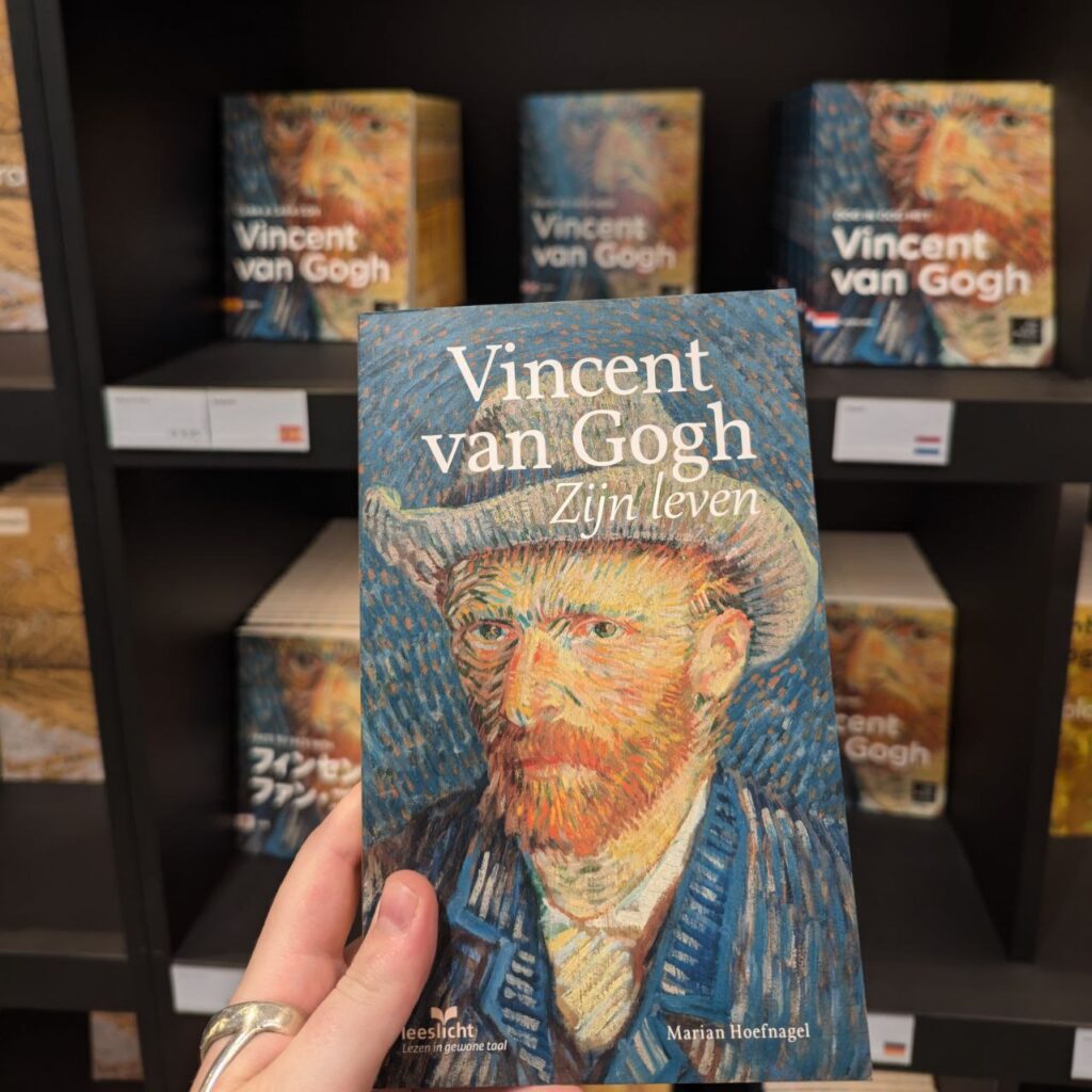 diverse boeken met Vincent zijn zelfportret