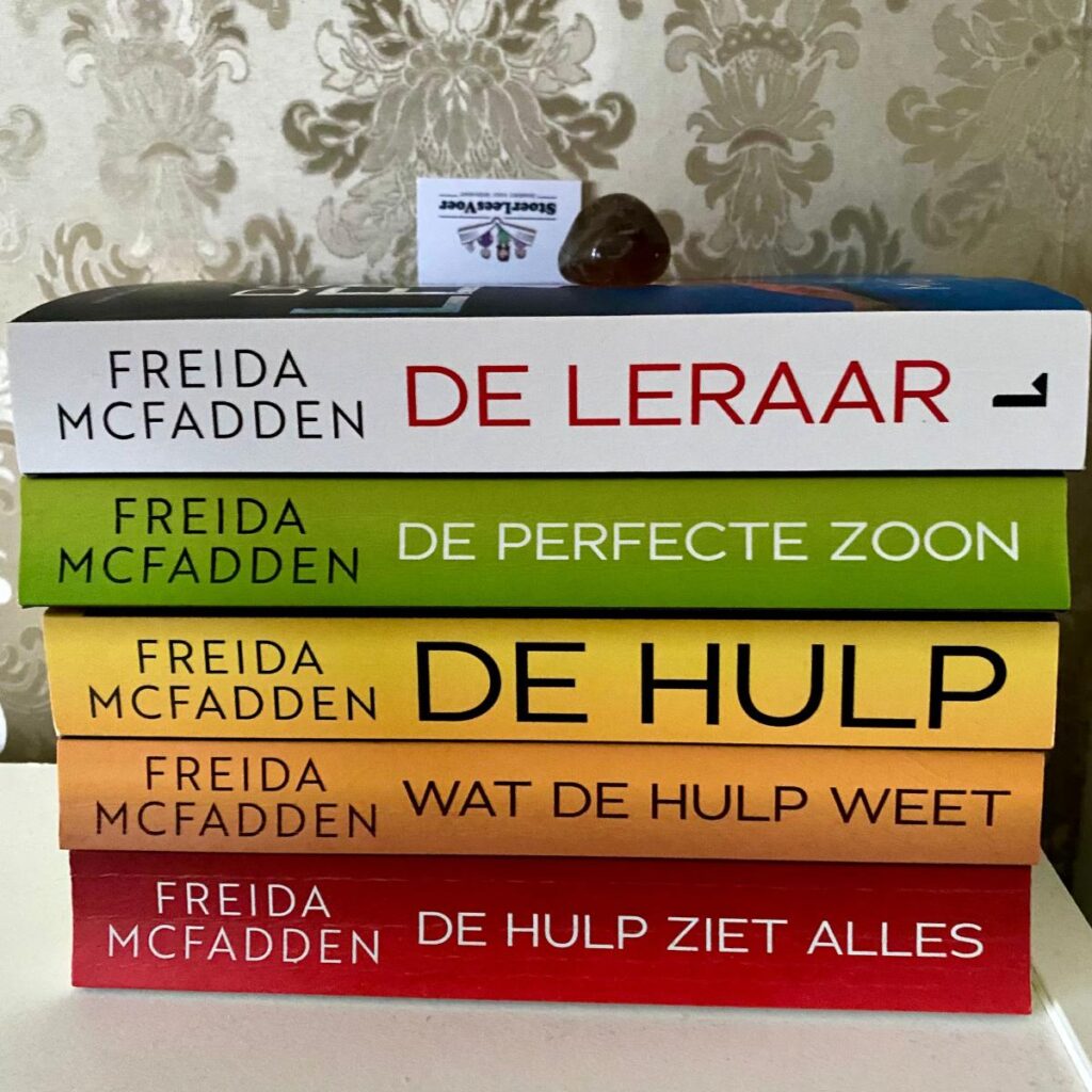 boeken thrillers stapel van freida mcfadden de hulp de leraar de perfecte zoon