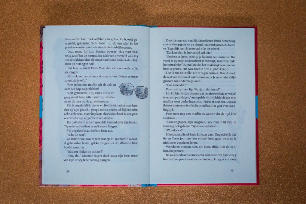 bladspiegel 3/3 tekst en heel kleine illustratie van cupcakes pagina 26 en 27