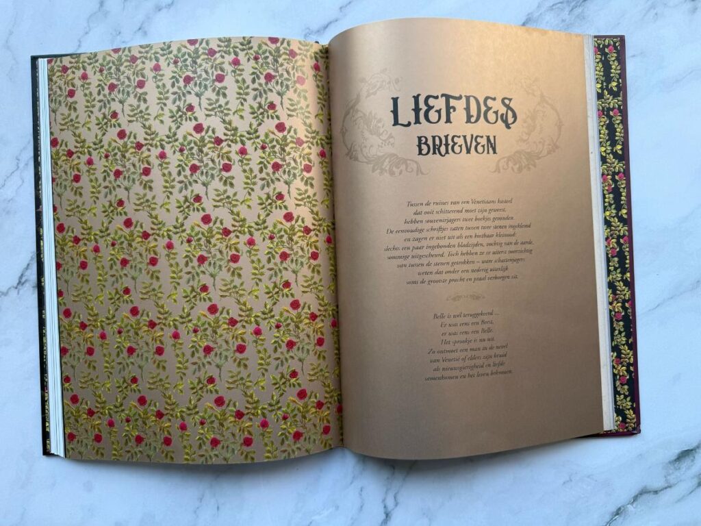gouden bladzijdes sprookjesboek met rozen