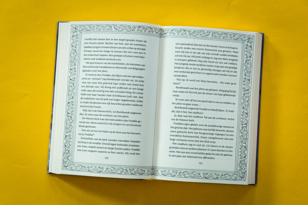 bladspiegel 3/3 kleine illustraties, boekomslag en pagina omlijsting door Marieke Nelissen