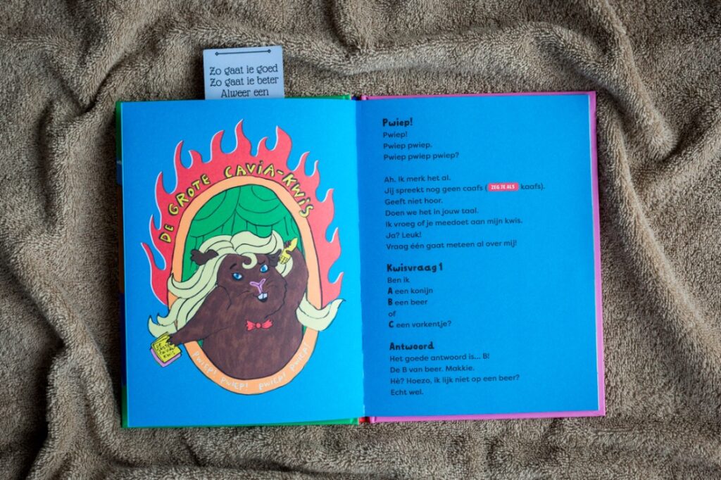 bladspiegel 1/3 de quizmaster links in bladvullende illustratie, rechts de eerste kwis vragen