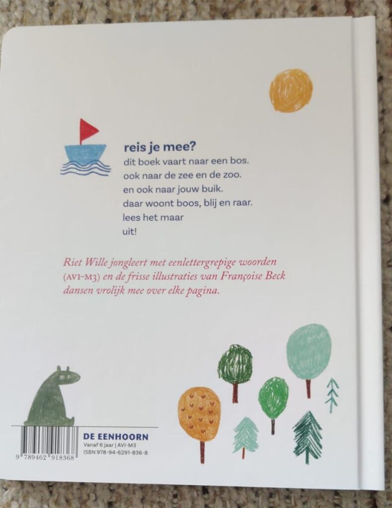 achterflap Een boot vaart naar het bos