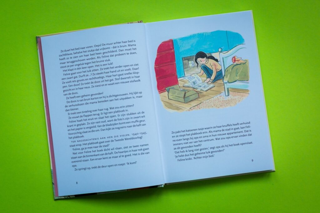 bladspiegel 1/3 pagina 8 en 9 met een halve paginavullende illustratie van Feline die het plakboek vindt.