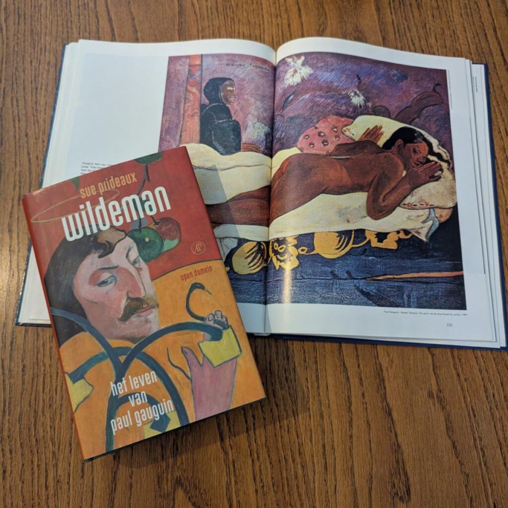Gauguin zijn werk in een boek van van Gogh