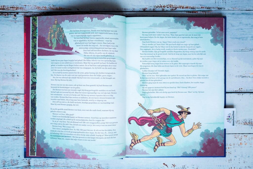 bladspiegel 1/3 pagina 22 en 23 uit Io en Zeus. Tekst aangevuld met illustraties van het kasteel linksboven en Hermes met gevleugelde sandalen en fluit 