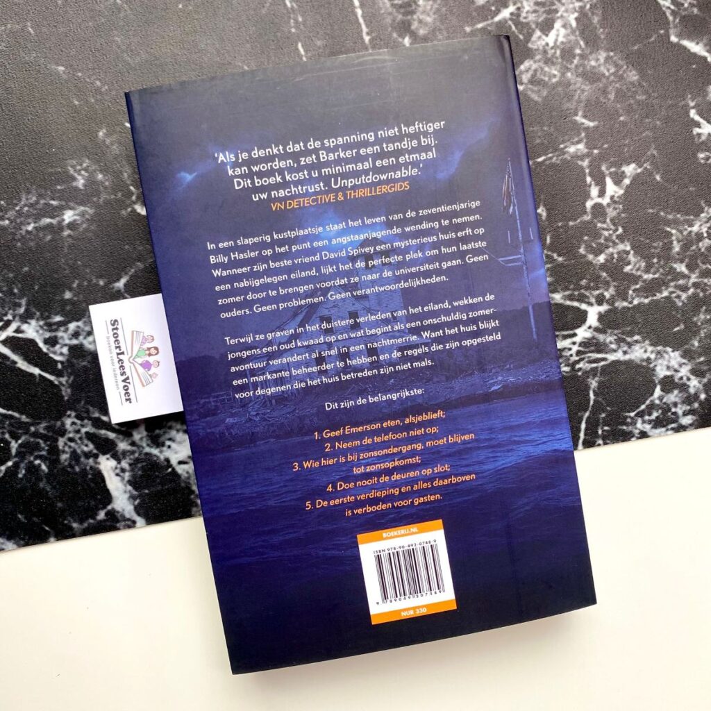 Wat ik op zolder bewaar jd barker thriller achterkant boek achterflap synopsis samenvatting