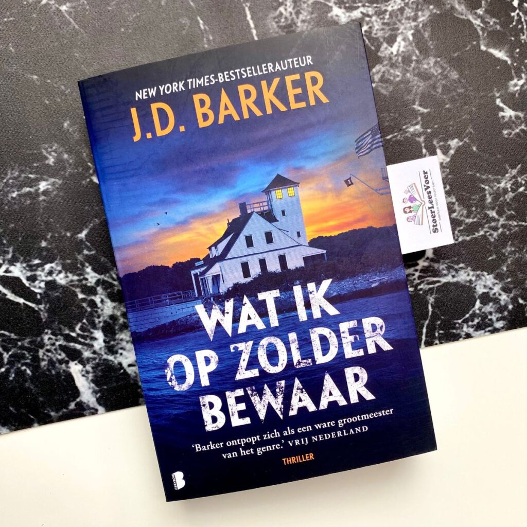 Wat ik op zolder bewaar jd barker thriller voorkant cover omslag kaft boek met wit huis op eiland
