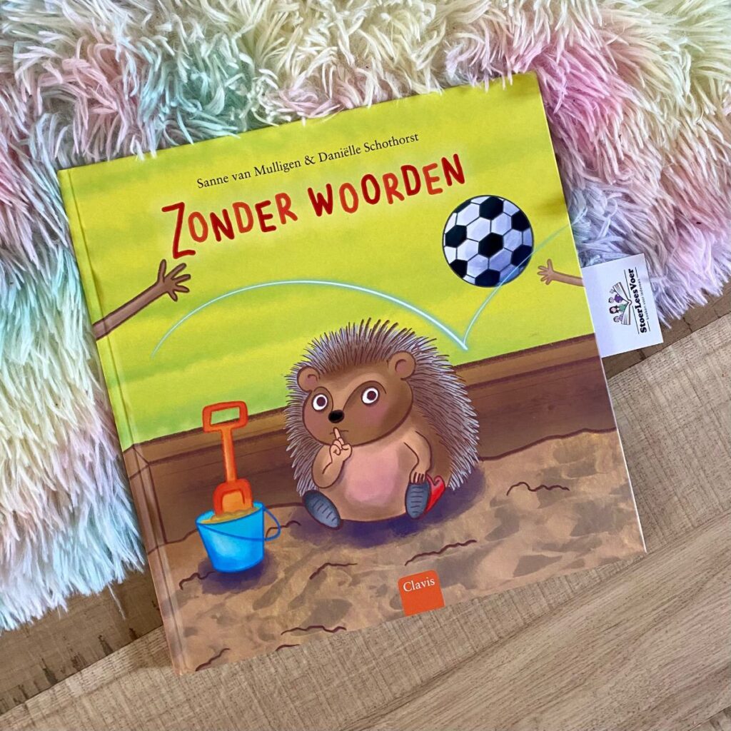 Zonder woorden sanne van mulligen danielle schothorst prentenboek niet spreken praten voorkant cover omslag kaft met egel in zandbak en bal