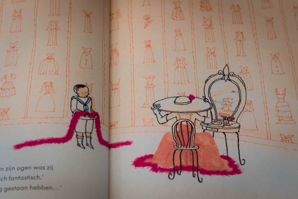 bladspiegel 2/3 kleine Christian Dior bij zijn moeder