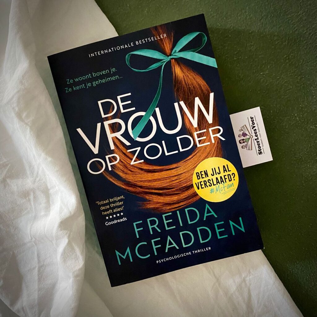 De vrouw op zolder frieda mcfadden voorkant cover omslag kaft thriller haarlok met groene strik