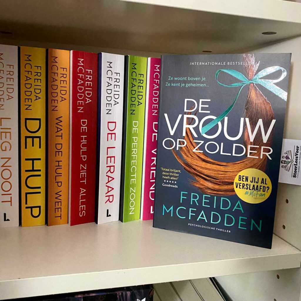 De vrouw op zolder frieda mcfadden voorkant cover omslag kaft thriller haarlok met groene strik en andere boeken auteur