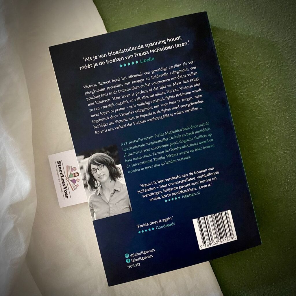 De vrouw op zolder frieda mcfadden achterkant achterflap synopsis samenvatting cover omslag kaft thriller haarlok met groene strik