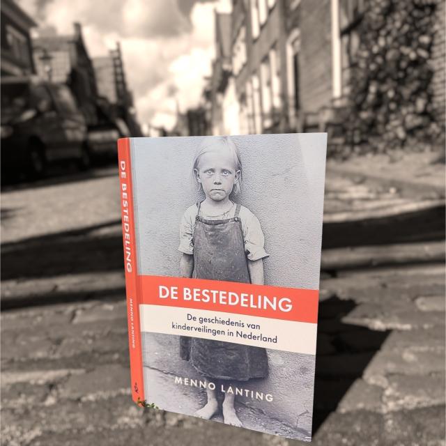 Het boek in donkere straat