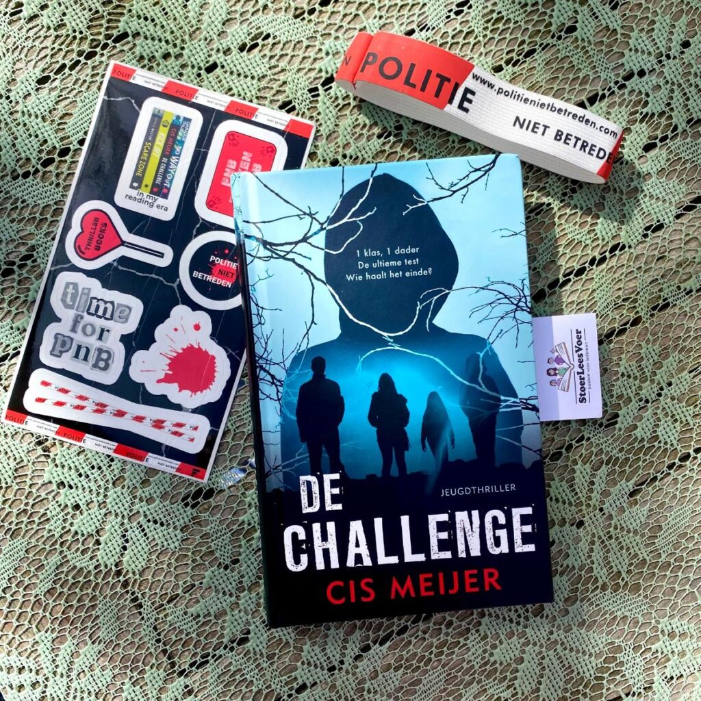 De challenge cis meijer jeugdthriller politie niet betreden voorkant cover omslag kaft stickers elastiek
