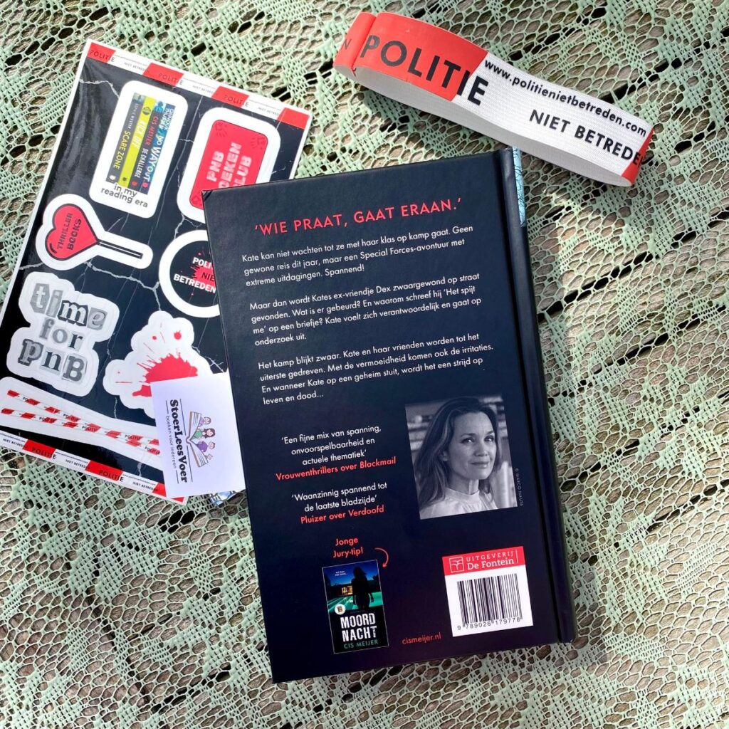 De challenge cis meijer jeugdthriller politie niet betreden achterkant achterflap synopsis samenvatting cover omslag kaft stickers elastiek