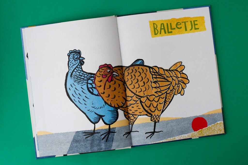 bladspiegel twee kippen en een rode ronde cirkel