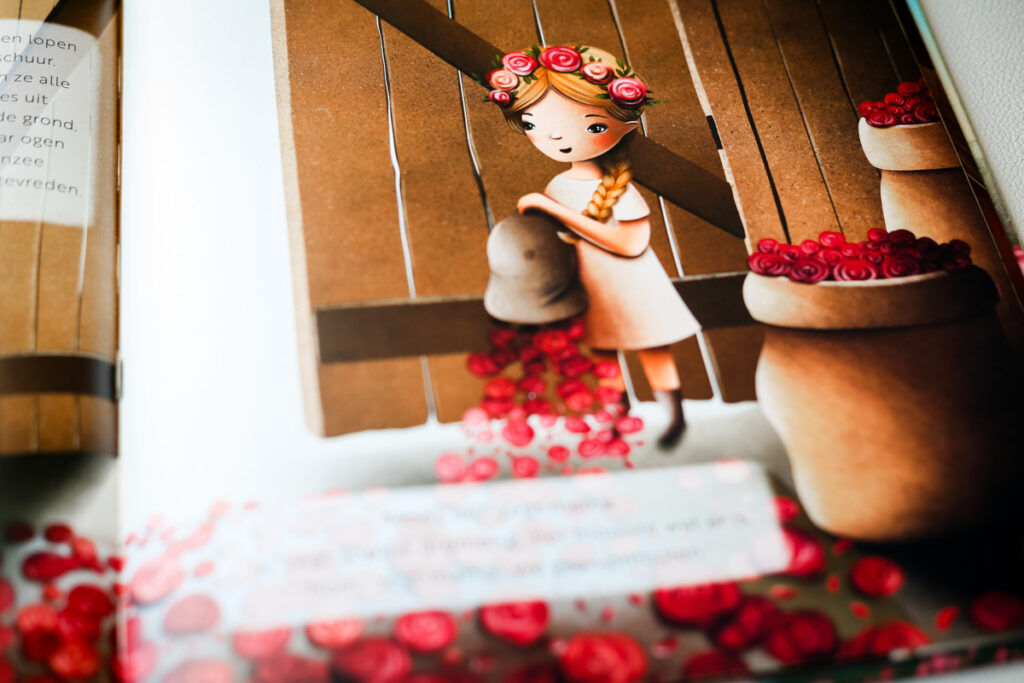 Sophie in de schuur met de rozenblaadjes uit hun tuinen