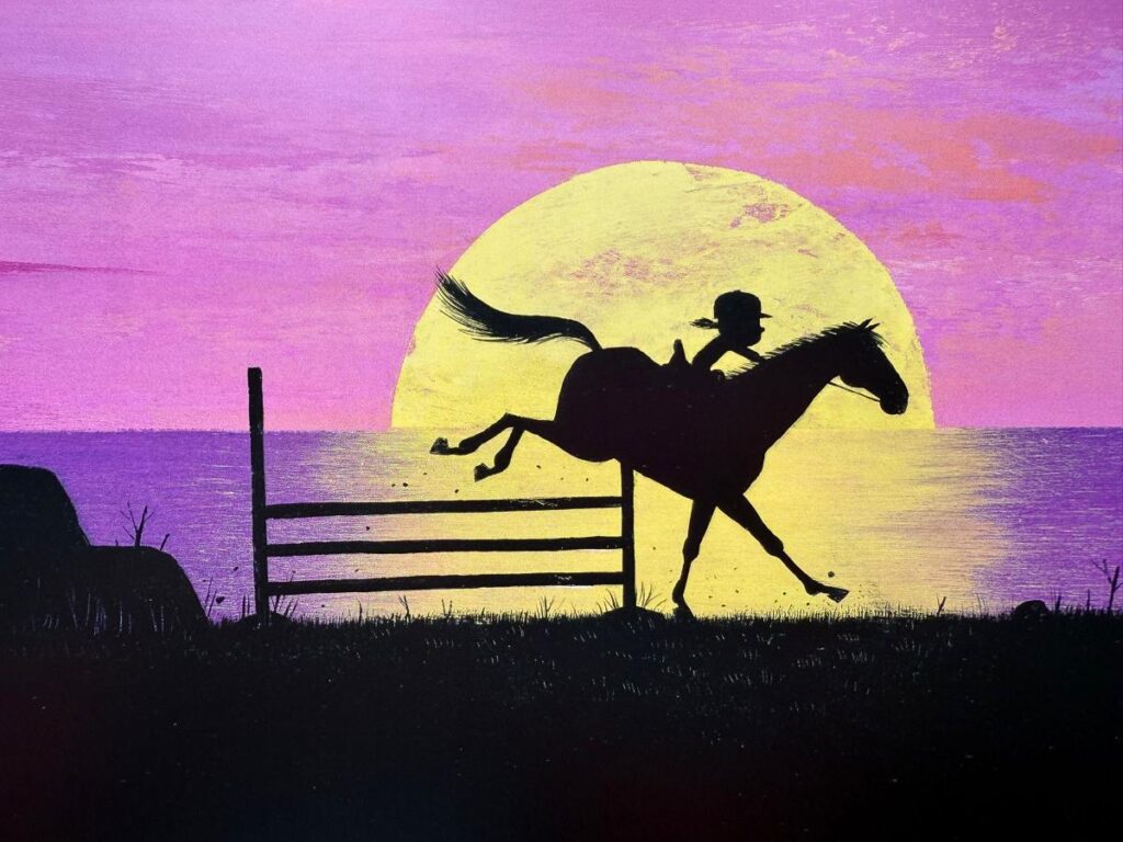 meisje aan het paardrijden bij zonsondergang