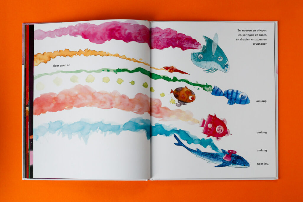 bladspiegel 2/2 kleurige illustratie van wezentjes die jouw kant opkomen, mits je slaapt