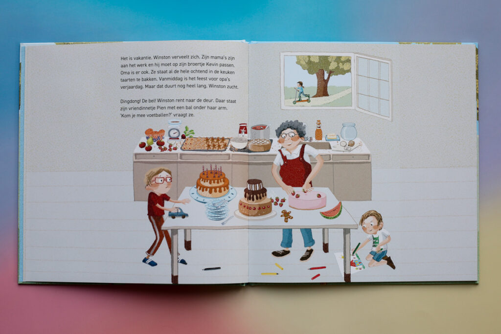 bladspiegel 1 oma staat in de keuken met haar kleinkinderen. Een tafel vol taarten en door het raam komt een meisje op een step aan