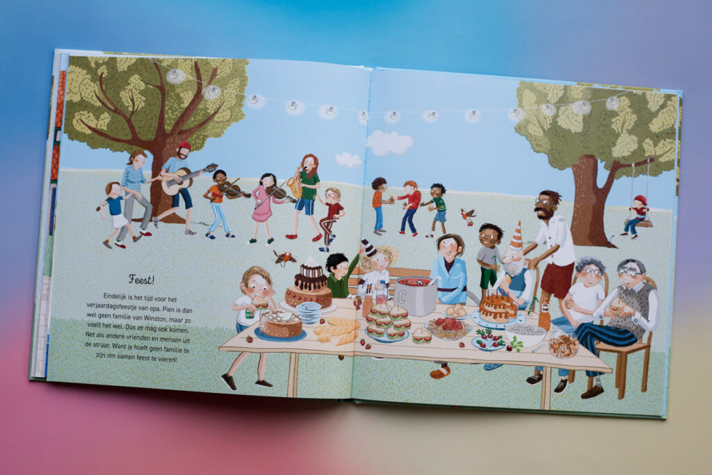 bladspiegel 2 een tafel vol lekkers en heel veel mensen in de tuin en om de tafel heen