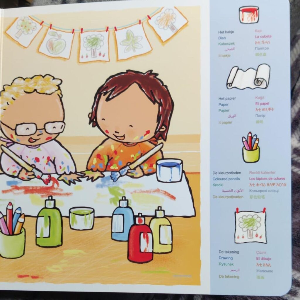 illustratie en voorbeeld samen spelen zoekboek in tien talen