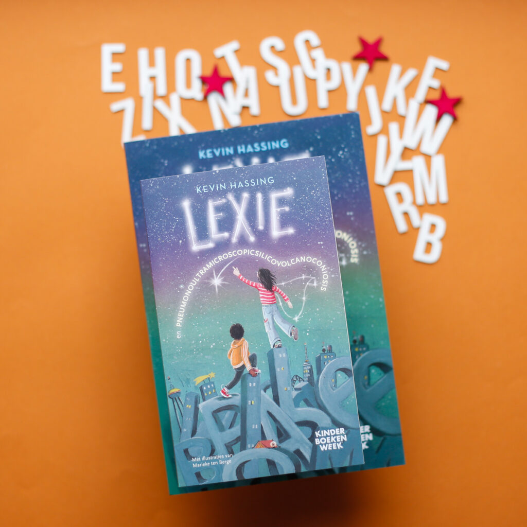 Kinderboekenweekgeschenk 2025 Lexie door Kevin Hassing en Marieke te Berge gewone versie en XL versie voorkant cover omslag kaft